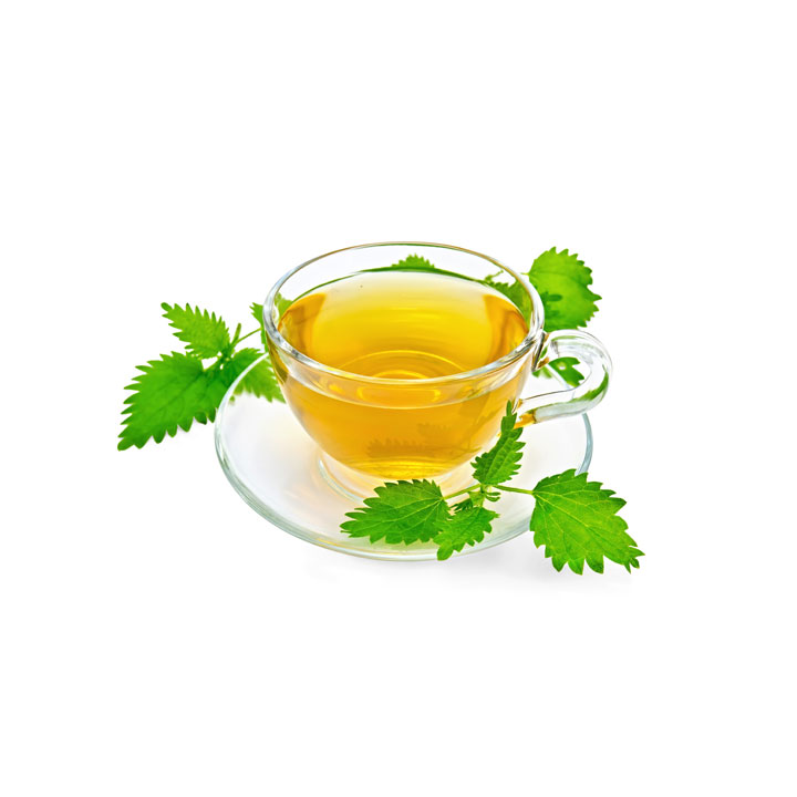 Taza de té con hojas
